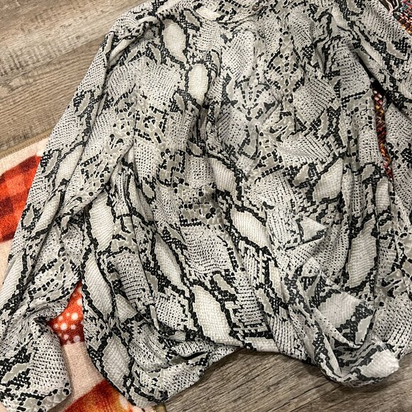 Olivaceaous medium snake print top - Picture 4 of 10